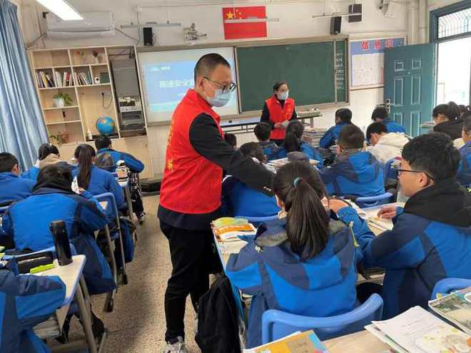 志愿服務(wù)進(jìn)校園,送來安全教育第一課