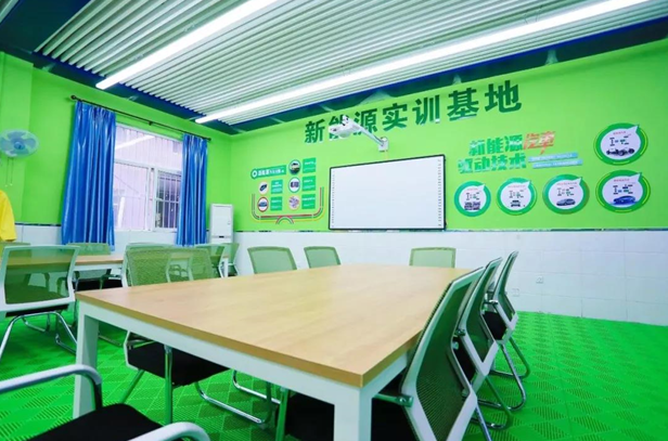 榮耀時刻!萬通汽車教育再獲“社會信賴職教品牌”