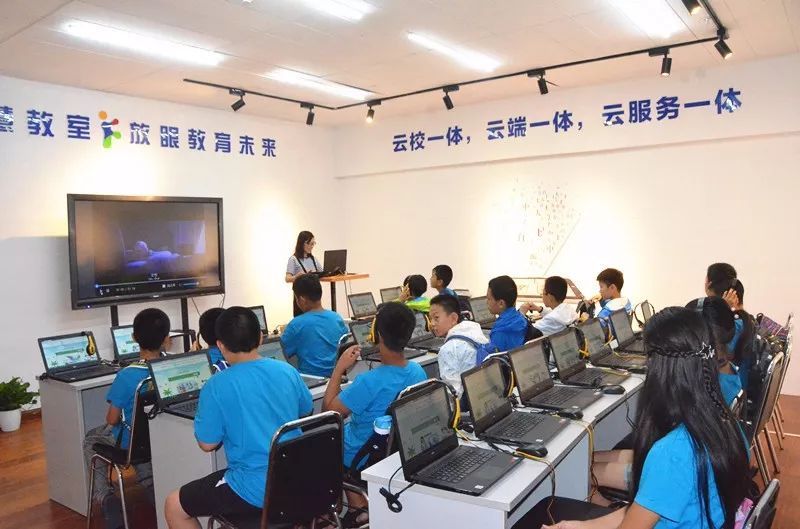 昨天,全國各地的200名師生在濰坊率先體驗了未來的教育